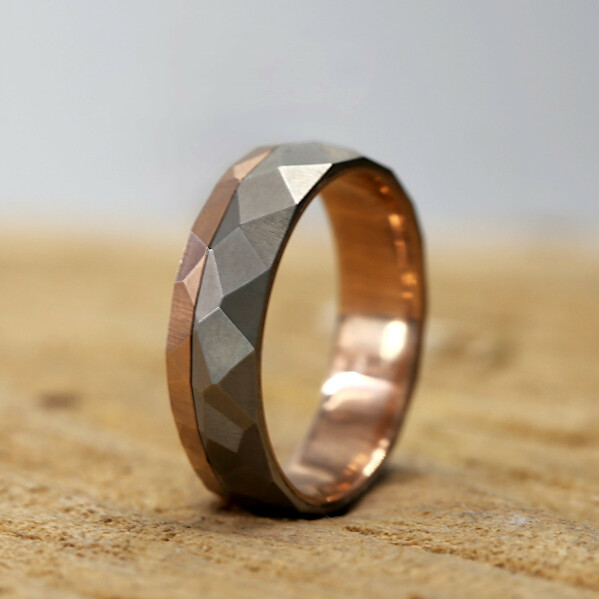 Columba Rock red titan - prsten z ervenho zlata a titanu