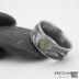 Snubní či zásnubní prsten z damaškové oceli - Víla vod a vltavín - struktura dřevo, lept tmavý hrubý - velikost 57, šířka 8 mm -  k 0919