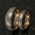 snubní prsteny Kasiopea red čárky - kombinace červeného zlata a nerezové oceli damasteel