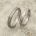 snubní prsteny Natura titan - vpravo velikost 52, šířka 3 mm, tloušťka střední, profil C, lesklý - vlevo velikost 59, šířka 3 mm, tloušťka střední, profil C, matný - Et 2207