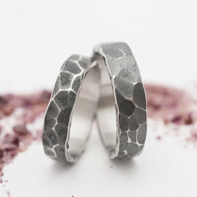 Natura - tmavý - kovaný snubní prsten z chirurgické oceli