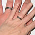 titanov snubn prsteny na ruce
