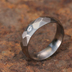 Snubní nebo zásnubní titanový prsten Rock a diamant 2 mm, profil B + CF, šířka 5 mm, velikost 52