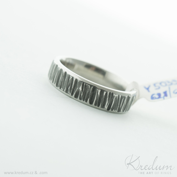 Wood line tmav - Kovan nerezov snubn prsten, V5033