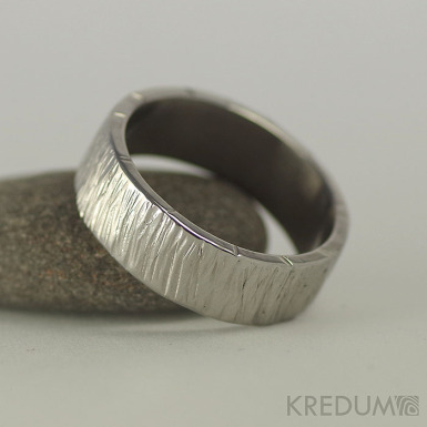 Wood světlý - kovaný snubní prsten z nerezové oceli - S1134