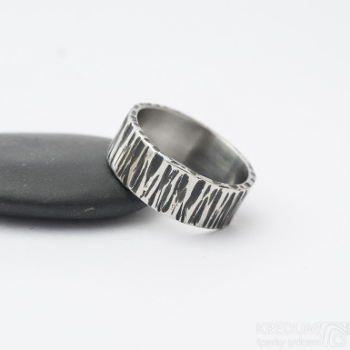 Wood tmavý - Kovaný nerezový snubní prsten, produkt SK3266 - velikost 57, šířka 7 mm, tloušťka 1,4 mm
