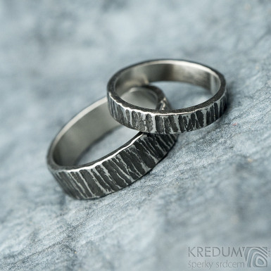 Wood tmavý - kovaný snubní prsten z nerezové oceli 