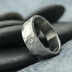 zasnubní nebo snubní prsten s diamantem chirurgická ocel ručně kovaný  - velikost 53, šířka 6 mm, tloušťka hlavy 1,9 mm, tloušťka do dlaně slabá, matný, profil C - k 1792