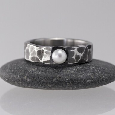Natura nerez s perlou - tmavý - kovaný zásnubní nebo snubní prsten z chirurgické oceli