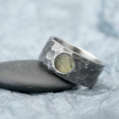 Natura tmavý a kámen natural - kovaný nerezový snubní prsten 