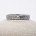 Zsnubn prsten se smaragdem - Prima damasteel a smaragd 1,5-2 mm vsazen do stbra, struktura devo, lept tmav hrub, profil B, velikost 59,5, ka 4 mm - ET 2002