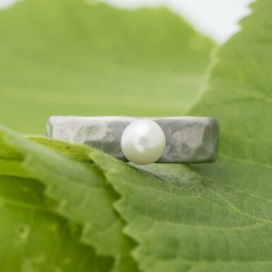 Natura nerez s perlou - matný - kovaný zásnubní nebo snubní prsten z chirurgické oceli