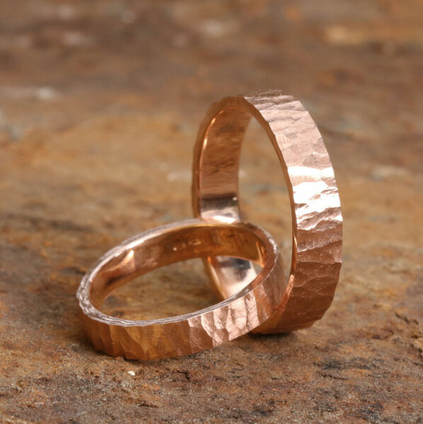 RAW gold red - snubn prsteny z ervenho zlata - pnsk prsten velikost 62, ka 4,5 mm, tlouka 1,2 mm + dmsk prsten velikost 52, ka 3,5 mm, tlouka 1,2 mm