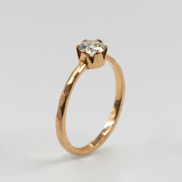 Red Kiss - zlatý prsten s moissanitem 