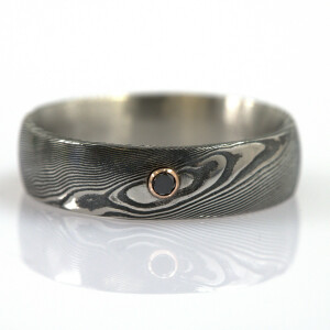 prsten Prima damasteel, struktura d�evo - osazen� �ern�m diamantem 2,3mm do zlat�ho l��ka